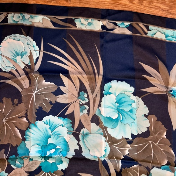 Blue floral scarf - Picture 5 of 9